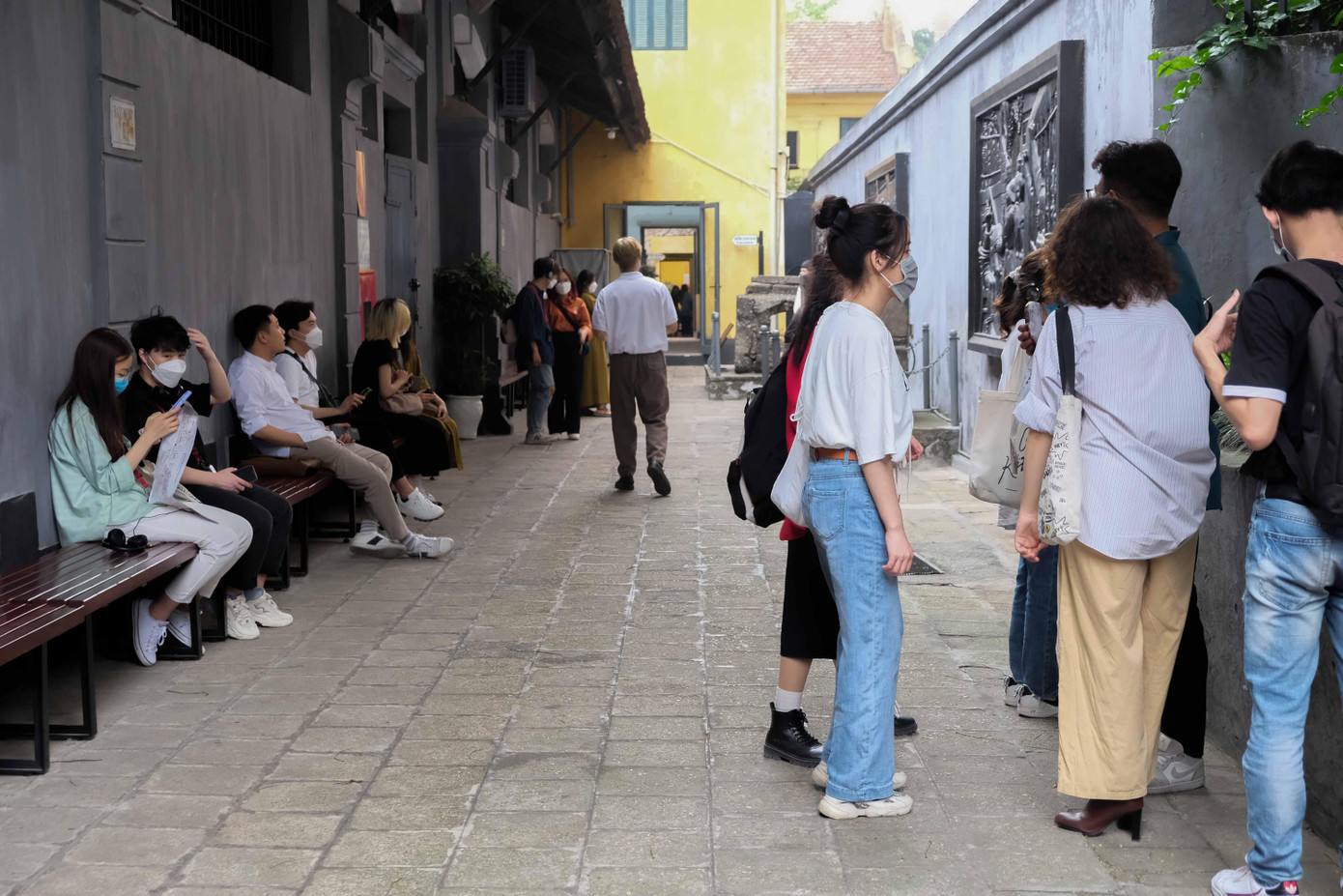 Di tích Nhà tù Hỏa Lò thu hút đông đảo các bạn trẻ tới tham quan