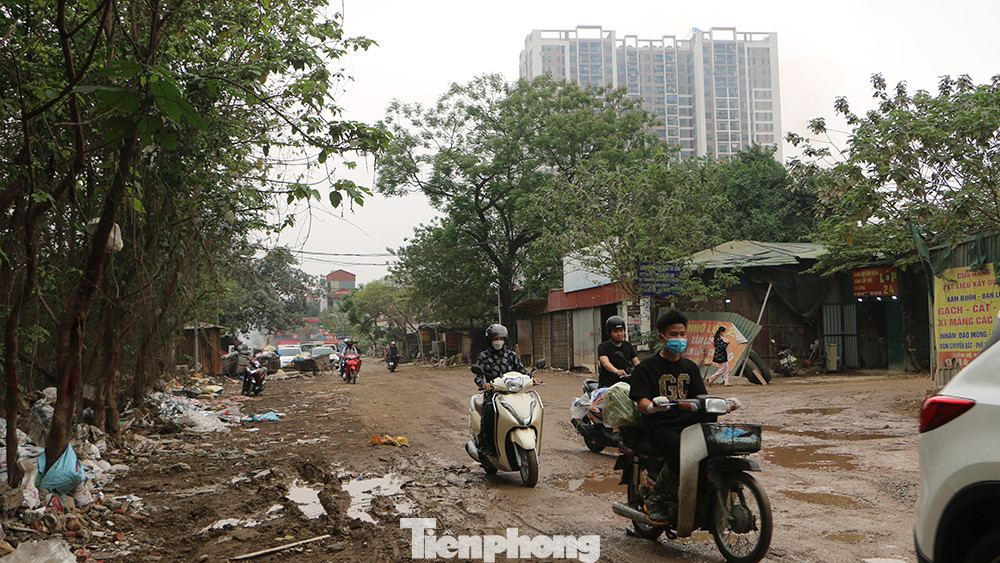 Anh Nguyễn Minh Hiếu, người lưu thông qua tuyến đường này cho biết: "Tôi thường xuyên phải đi qua đây để về nhà, trời nắng thì bụi, mưa thì bẩn".
