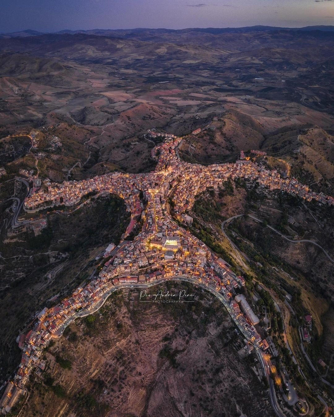 Hình ảnh ngôi làng Centuripe (Ý) được chụp từ trên cao. Ảnh: Instagram Pioandreaperi Hình ảnh ngôi làng Centuripe (Ý) được chụp từ trên cao. Ảnh: Instagram Pioandreaperi