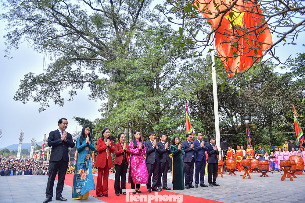 Về tham dự lễ hội có đồng chí Nguyễn Thị Doan - nguyên Phó Chủ tịch nước, đồng chí Hoàng Thị Thúy Lan, Ủy viên T.Ư Đảng, Bí thư Tỉnh ủy, Chủ tịch HĐND, Trưởng đoàn ĐBQH tỉnh cùng các lãnh đạo bộ ngành trung ương và địa phương.