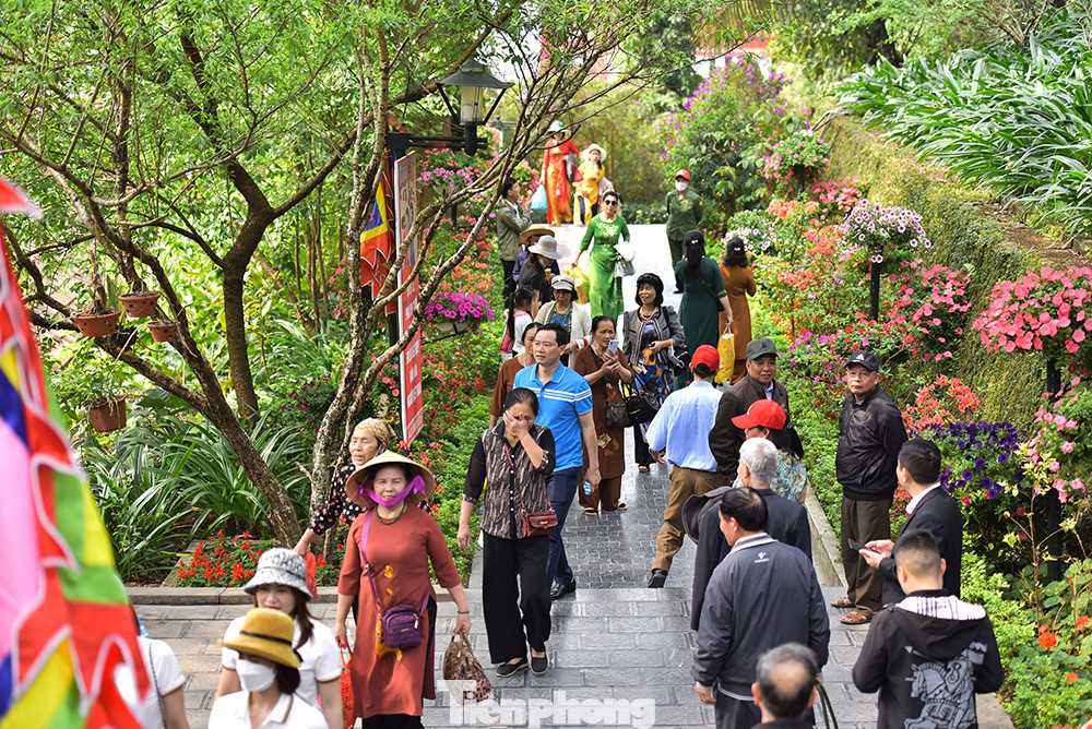 Trẩy hội Tây Thiên mỗi năm có hàng nghìn du khách thập phương không ngại đường xa, vượt núi, trèo đèo lên dâng hương kính Mẫu để mong được hưởng sự chở che của Quốc Mẫu Tây Thiên.