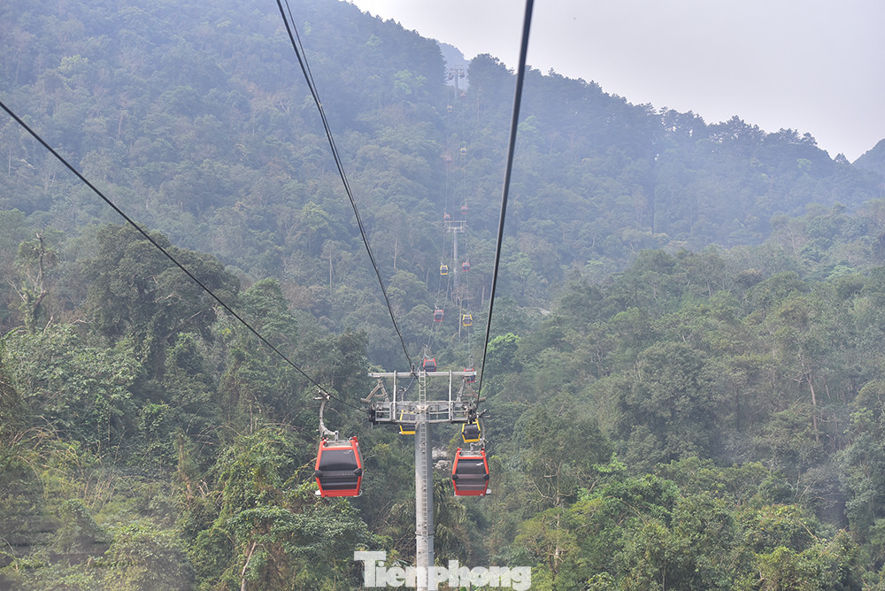 Sau khi dâng hương ở đền Thõng, mọi người tiếp tục di chuyển bằng cáp treo lên đỉnh núi Tây Thiên để dâng hương và làm lễ ở đền Thượng. Trẩy hội Tây Thiên mỗi năm có hàng ngàn du khách thập phương không ngại đường xa, vượt núi, trèo đèo lên dâng hương kính Mẫu để mong được hưởng sự chở che của Quốc Mẫu Tây Thiên.