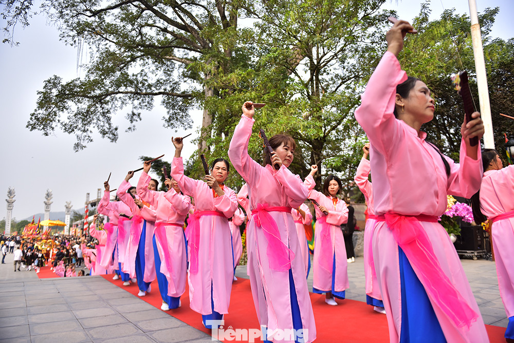 Liên hoan hát văn, hát chầu văn toàn tỉnh gắn với thực hành tín ngưỡng thờ Mẫu Tây Thiên, Giải bóng chuyền, vật dân tộc, các trò chơi kéo co, cờ tướng, nhảy bao bố, Hội thi làm bánh chưng, bánh gio, bánh dày, nấu cơm; hội trại văn hóa các xã, thị trấn, cơ quan đơn vị của huyện Tam Đảo;