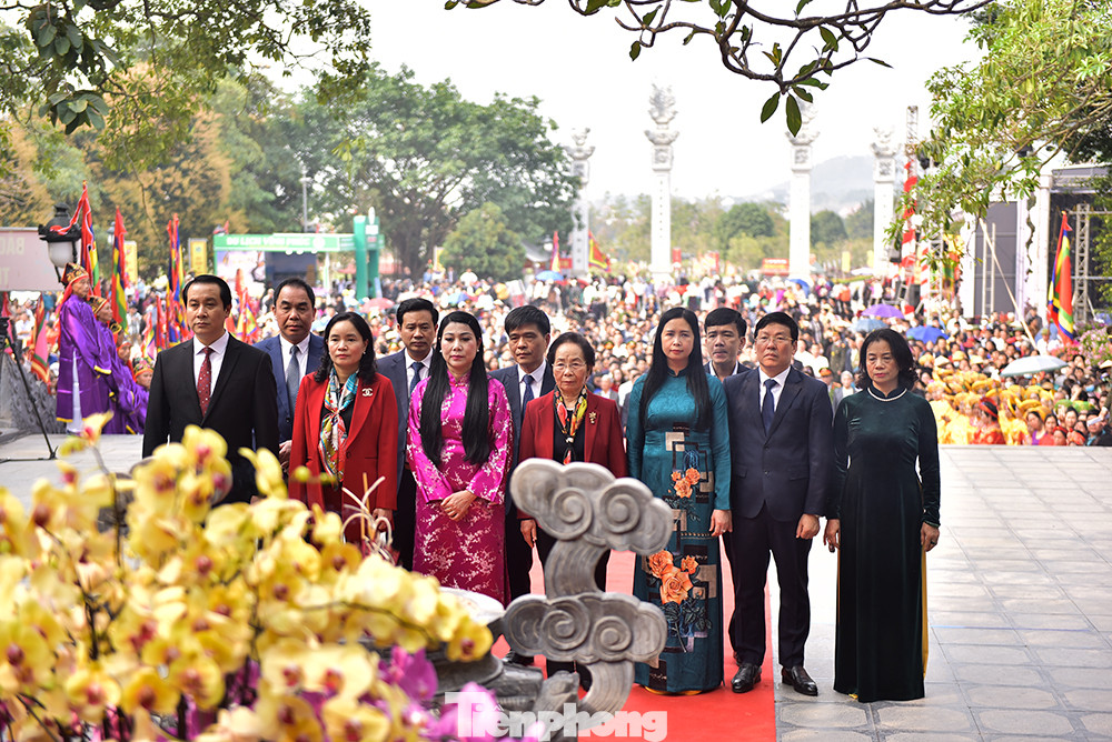 Đoàn đại biểu tham dự khai mạc và lên dâng hương tại đền Thõng.