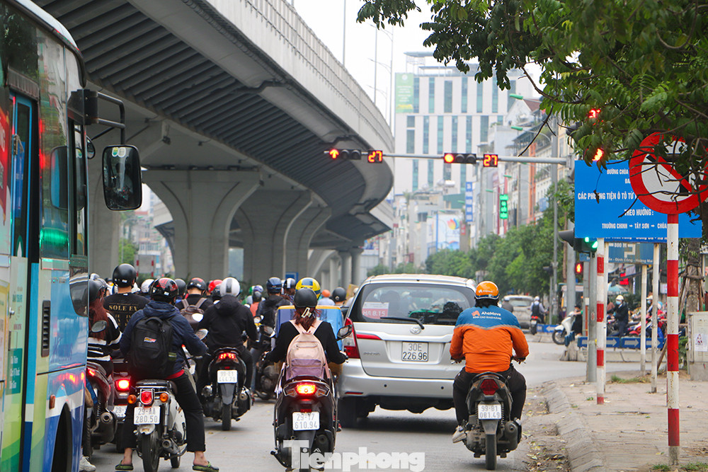 Trong khi đó, tại khu vực này đã được cơ quan chức năng bố trí đầy đủ đèn tín hiệu giao thông, biển chỉ dẫn và lắp biển cấm rẽ trái ở hai bên đường.