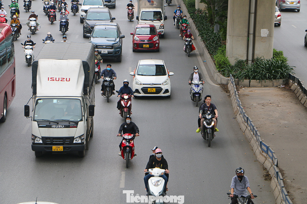 Một số người điều khiển xe máy lấn vào làn trong cùng (làn dành cho ô tô) trong đó có cả những người không đội mũ bảo hiểm.