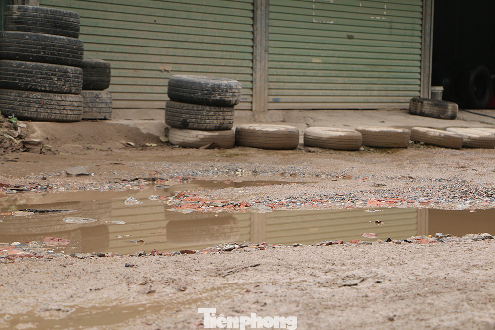 Những vũng nước lớn ngay trước cửa nhà dân.