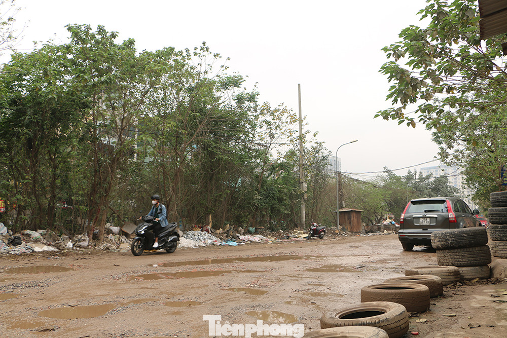 Dày đặc "ổ gà" người tham gia giao thông không còn lối nào để tránh.