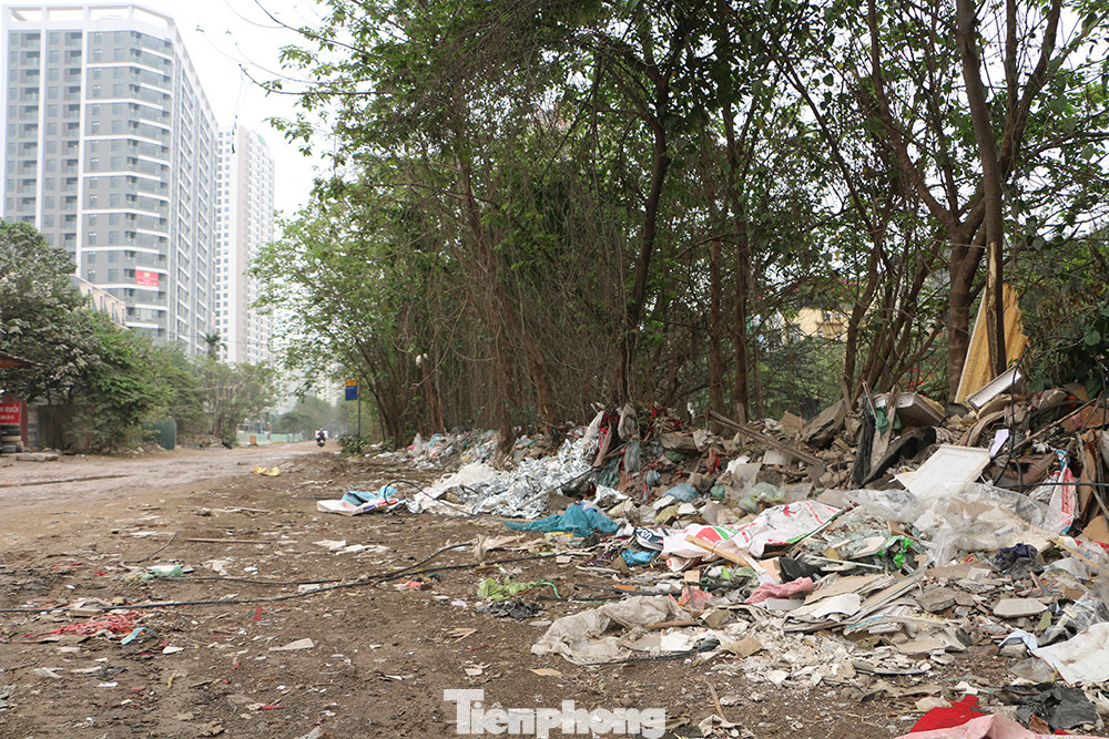 Rác thải sinh hoạt cũng được người dân "tiện tay" vứt thành đống ven phía sông Lừ.