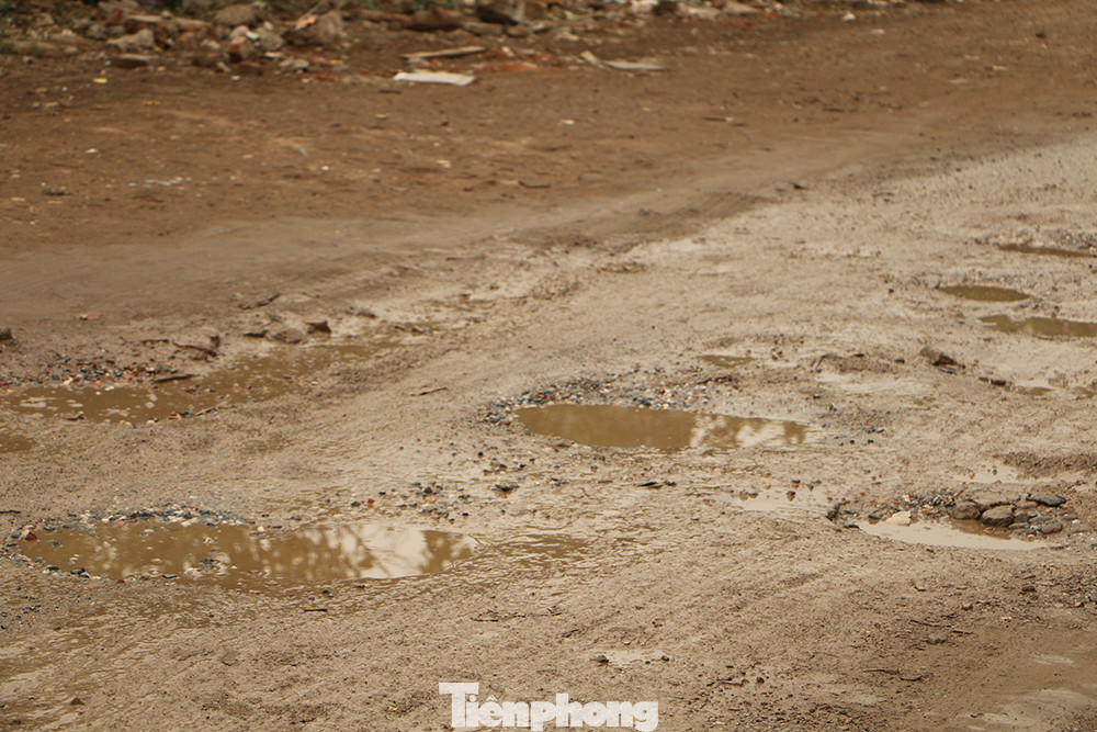 Theo phản ánh của người dân, tuyến đường này đã trải qua nhiều lần tu sửa, tuy nhiên, với lưu lượng phương tiện lớn, đặc biệt là các xe tải trọng lớn phục vụ thi công xây dựng các dự án quanh khu vực quá nhiều nên mặt đường nhanh chóng bị phá hủy.