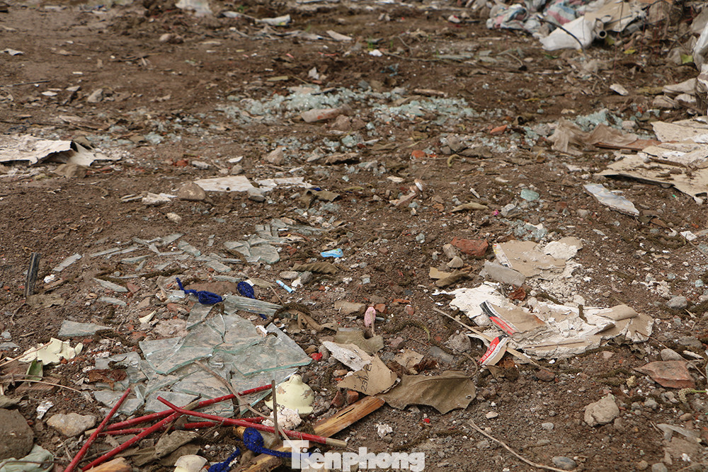 Các mảnh thủy tinh bị vứt bừa bãi ven đường, tiềm ẩn nhiều nguy hiểm cho người tham gia giao thông.