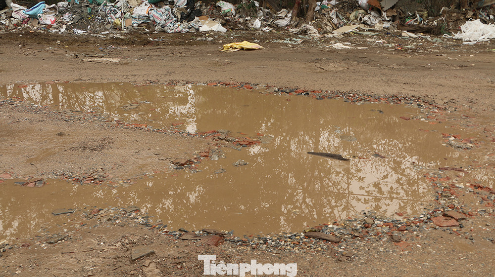 Sau cơn mưa, nhiều "ổ gà" ứ đọng nước tạo thành các bẫy lớn.