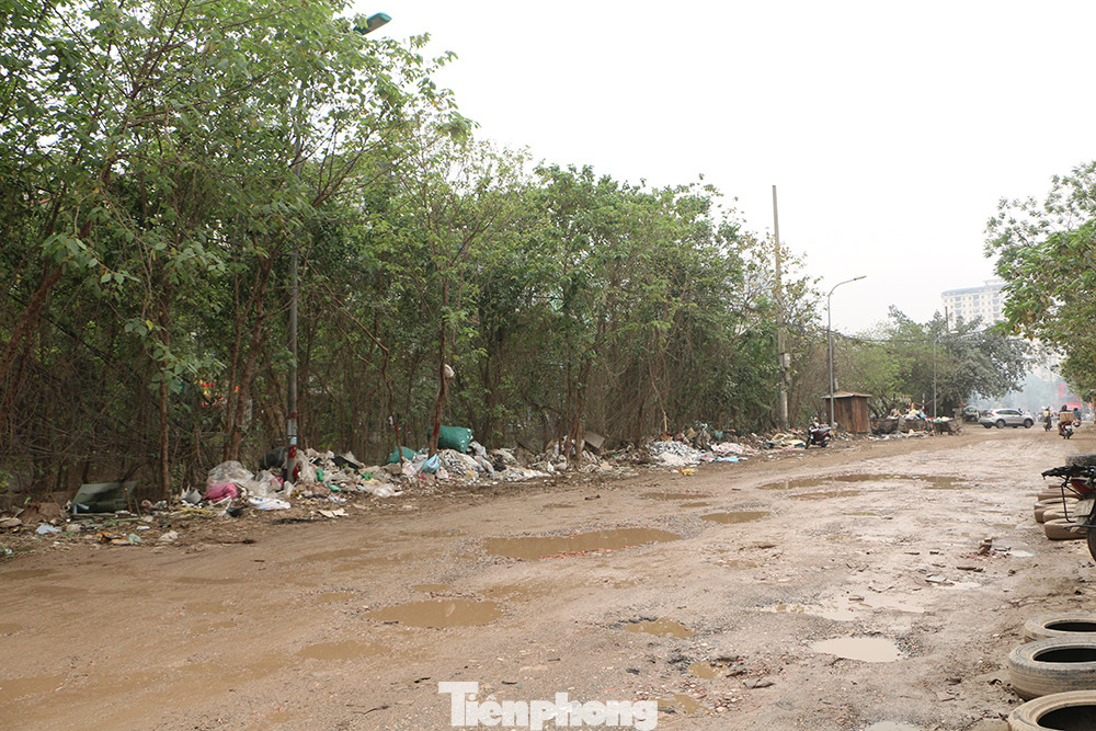 Phố Nguyễn Cảnh Dị dài khoảng 1,3 km là một trong những trục đường có vai trò quan trọng trong việc kết nối giao thông, đặc biệt là các khu đô thị Định Công, Đại Kim, Linh Đàm… Tuy nhiên, trong nhiều năm gần đây tuyến đường Nguyễn Cảnh Dị (từ đoạn cầu sông Lừ đến cầu Định Công) xuống cấp nghiêm trọng, mặt đường chằng chịt “ổ gà”, đoạn đường giáp với sông Lừ bị chất đầy rác thải và bùn đất. Khoảng 500m trên tuyến đường Nguyễn Cảnh Dị xuống cấp nghiêm trọng, ngày mưa vũng lớn vũng bé, ngày nắng bụi bay mù mịt.