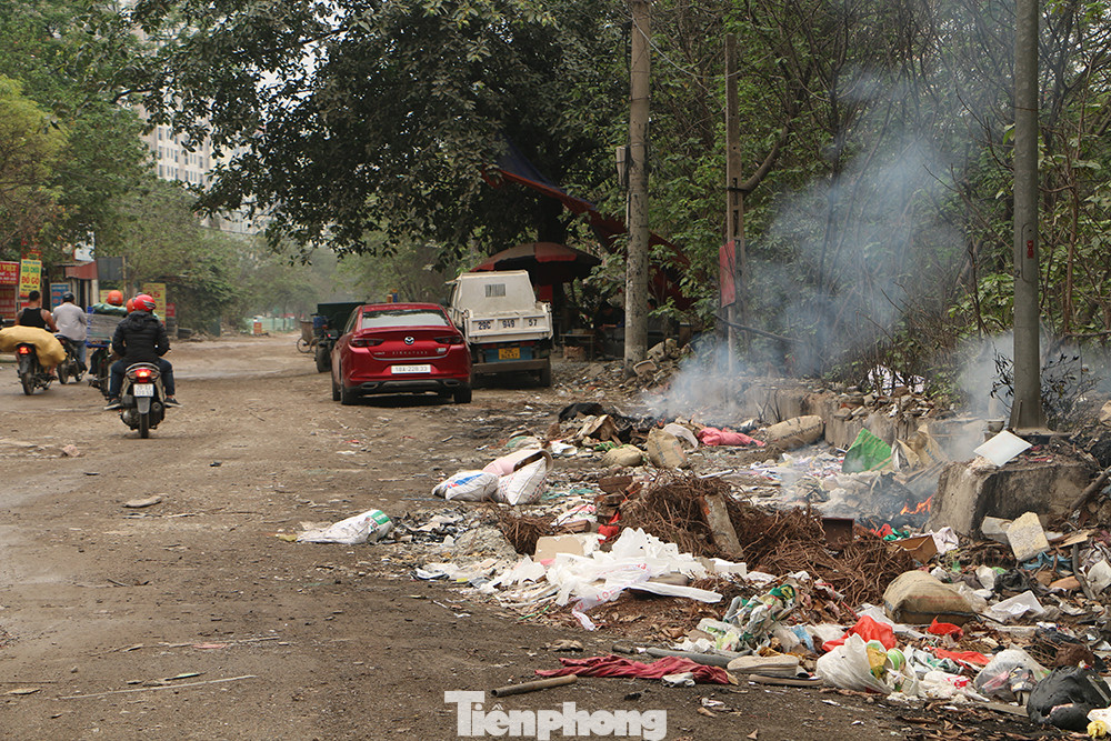 Không chỉ là nơi tập kết rác thải, các đống rác tự phát cũng được đốt ngay bên rìa đường. Được biết đường Nguyễn Cảnh Dị nằm trong ranh giới quy hoạch khu đô thị Bắc Đại Kim mở rộng. Năm 2005, UBND TP Hà Nội đã có quyết định bàn giao cho Công ty Cổ phần Kinh doanh phát triển nhà và đô thị Hà Nội (HANHUD) để đầu tư hạ tầng kỹ thuật khu đô thị.