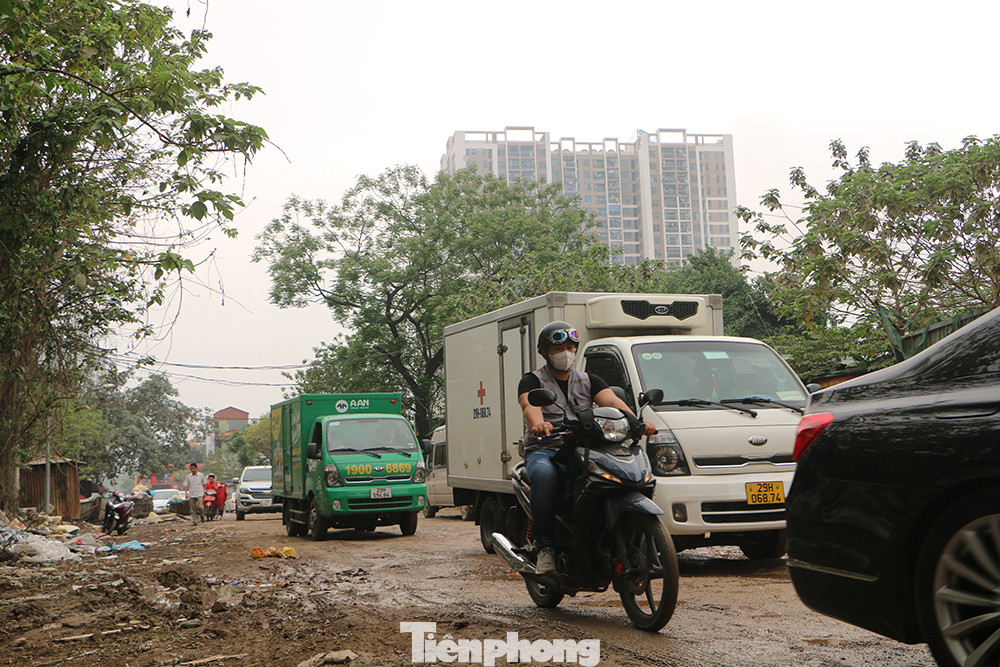 Dù không phải giờ cao điểm, nhưng đường Nguyễn Cảnh Dị luôn tấp nập xe qua lại.