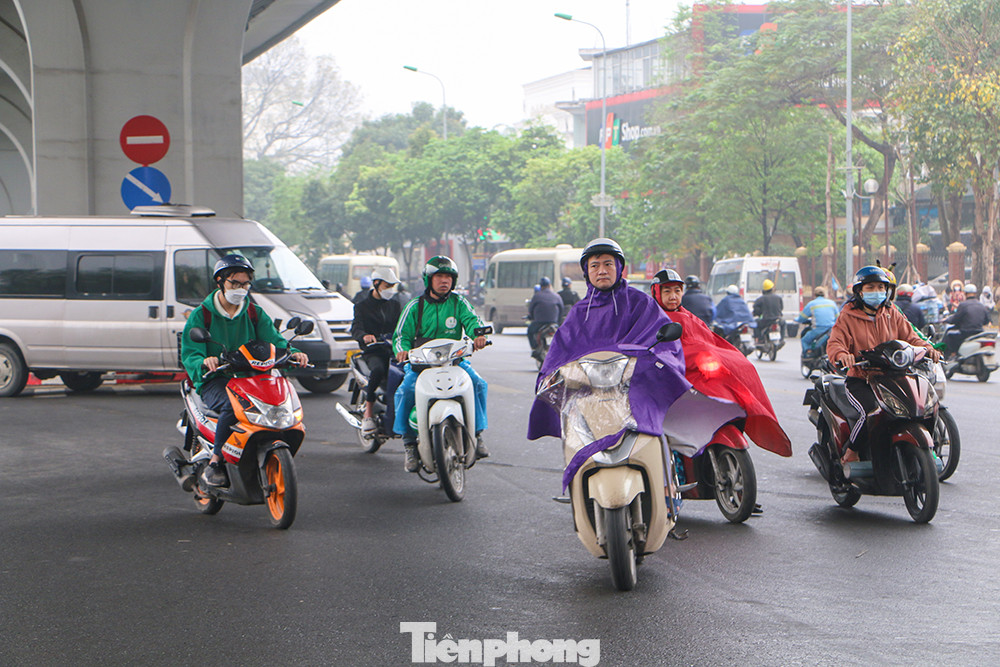 Hình ảnh người dân rẽ trái từ Trường Chinh vào Lê Trọng Tấn nhưng cua gấp vì "sợ" lọt vào ống kính.