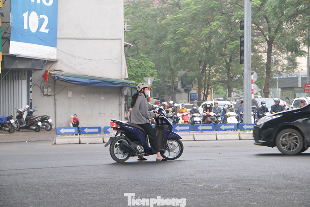 Dừng lại một chút để chờ "thời cơ" rẽ trái nhanh hơn.