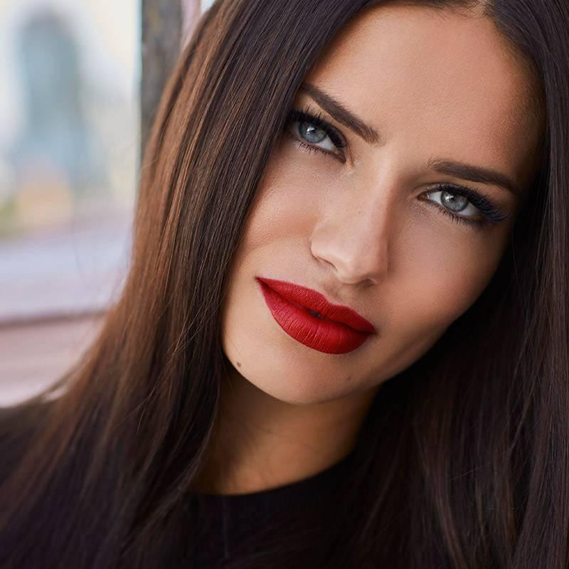 Adriana được nhiều các thương hiệu lớn săn đón. Cô cũng là gương mặt đại diện lâu năm của Maybelline New York và Kia Motors.