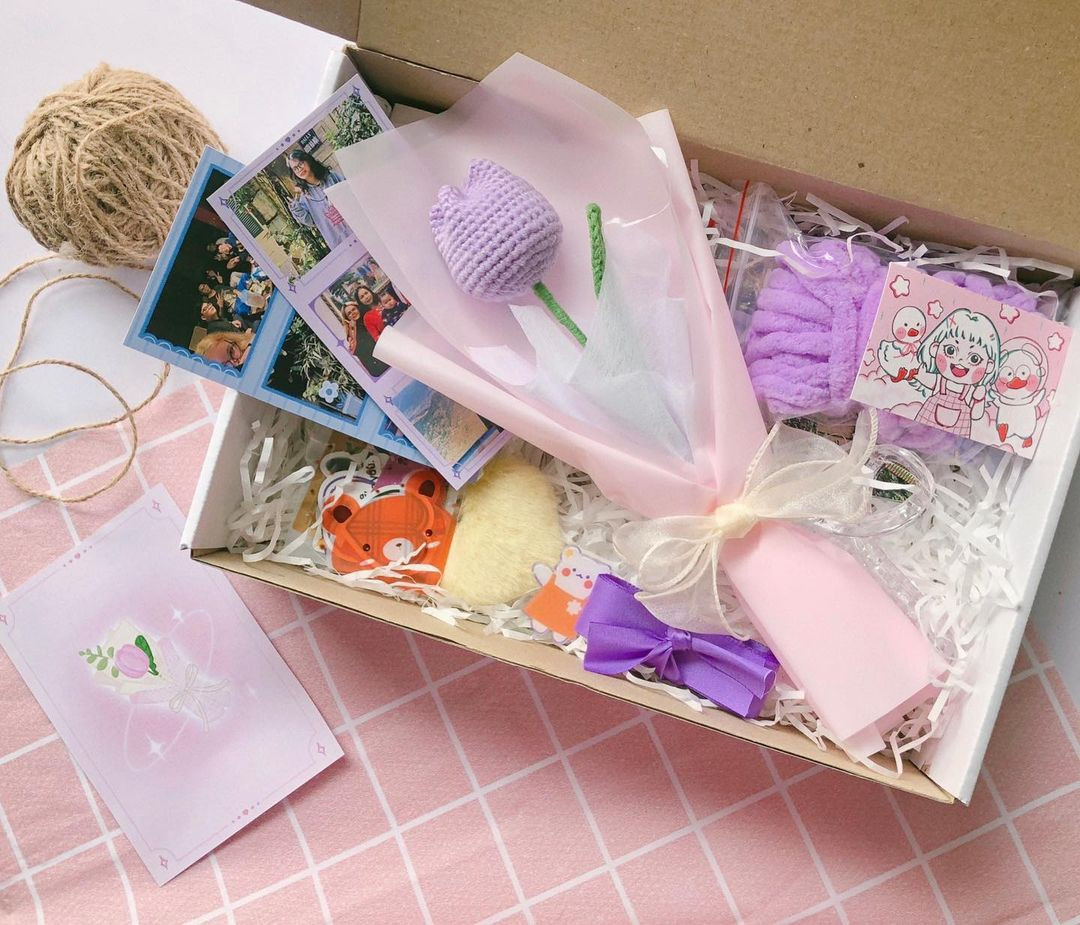 Một hộp quà bao gồm nhiều món quà nhỏ là sự lựa chọn hàng đầu của các bạn trẻ. Một hộp quà bao gồm nhiều món quà nhỏ là sự lựa chọn hàng đầu của các bạn trẻ.