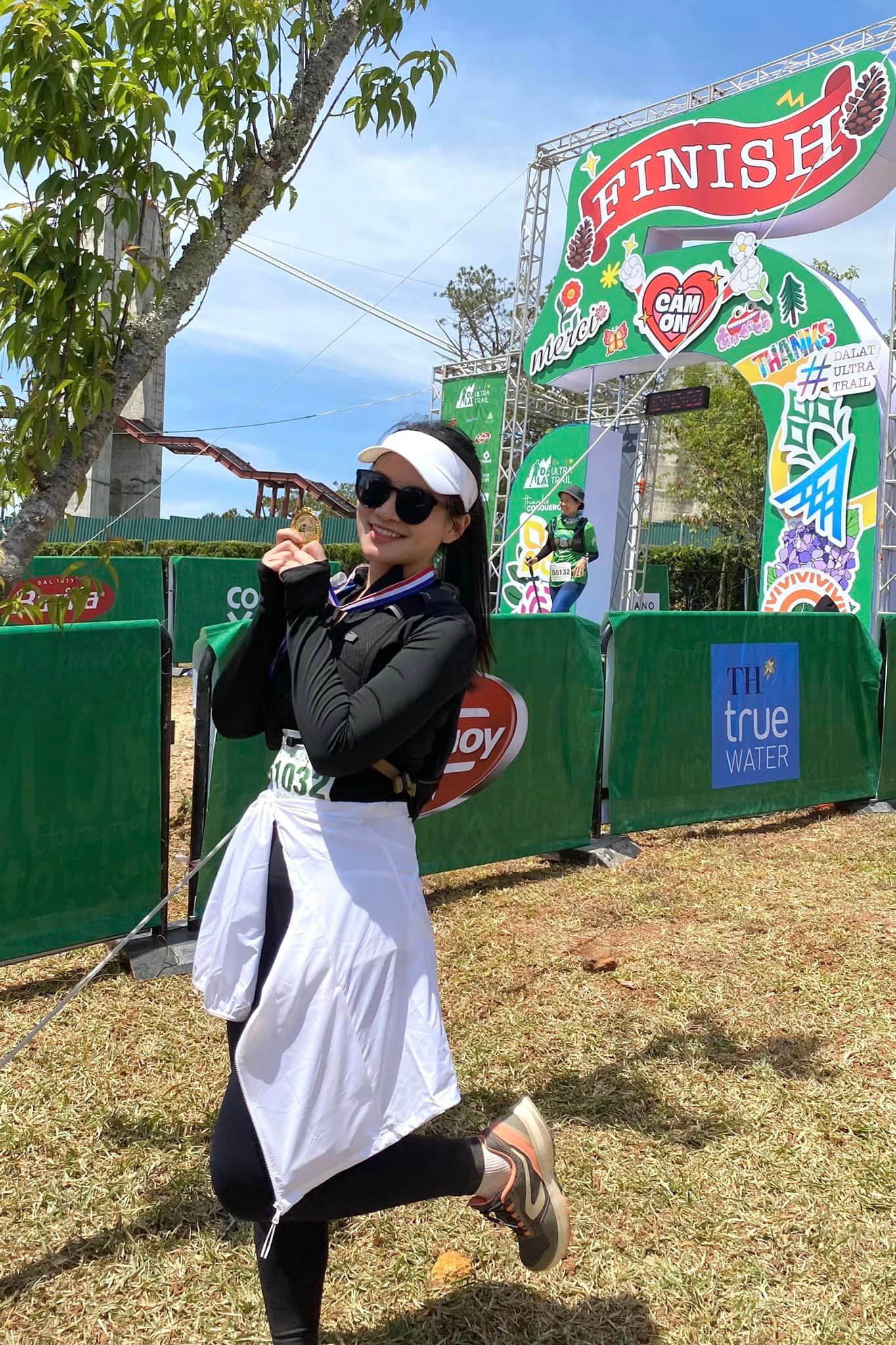 Một mình nhưng vẫn tràn đầy năng lượng trên đường chạy dài. Một mình nhưng vẫn tràn đầy năng lượng trên đường chạy dài.