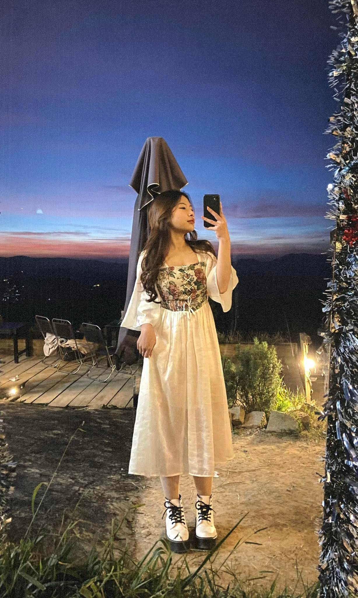 Cô gái mong manh dám độc hành. Cô gái mong manh dám độc hành.