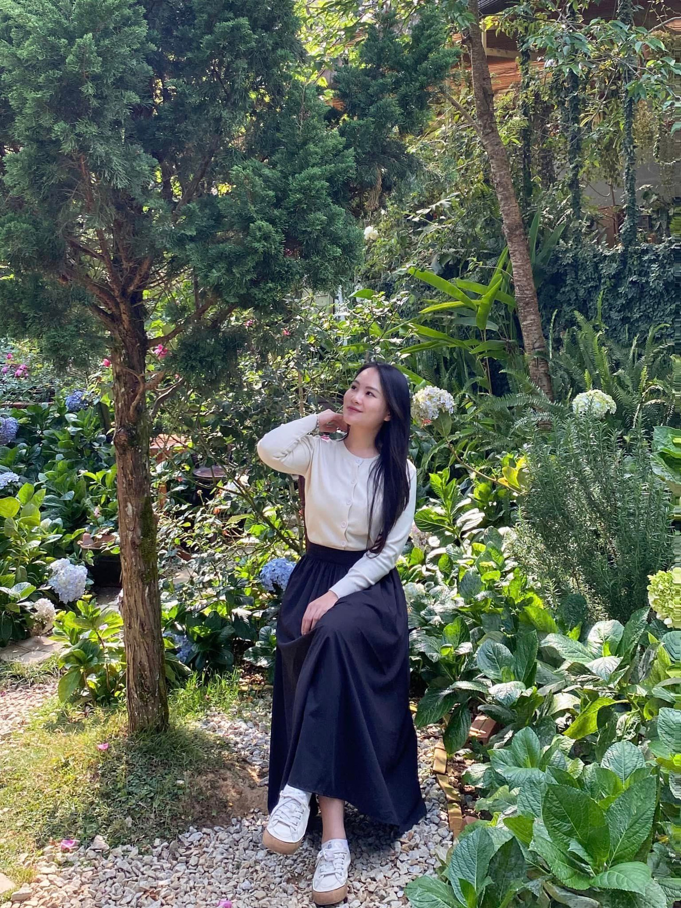 Cô gái trẻ rạng rỡ xuyên suốt hành trình của mình. Cô gái trẻ rạng rỡ xuyên suốt hành trình của mình.