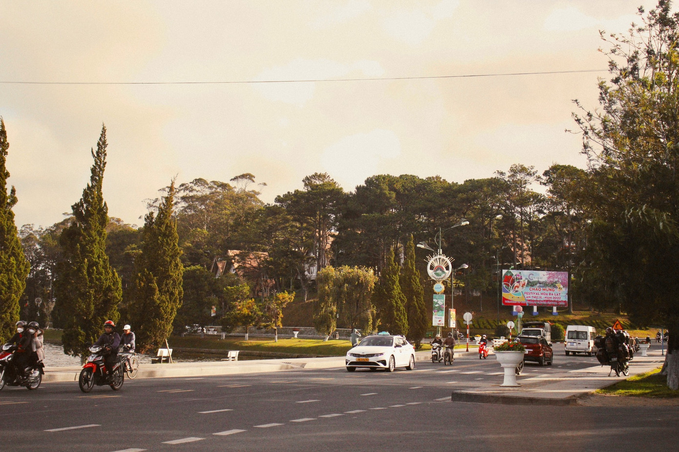 Một mình để ghi lại những khoảnh khắc bình yên nhất. Một mình để ghi lại những khoảnh khắc bình yên nhất.