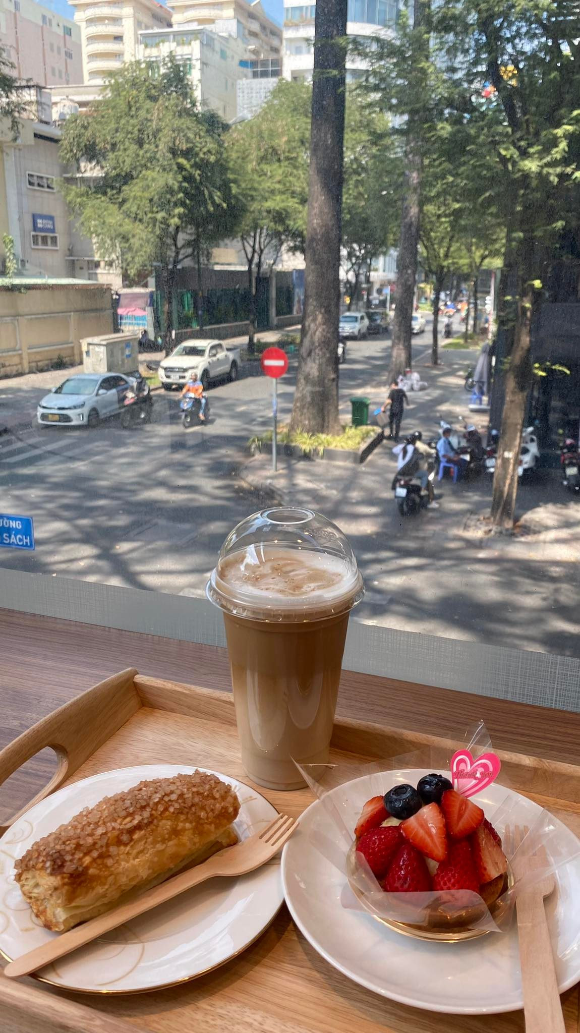 Những quán cà phê yên bình luôn là địa điểm hấp dẫn. Những quán cà phê yên bình luôn là địa điểm hấp dẫn.