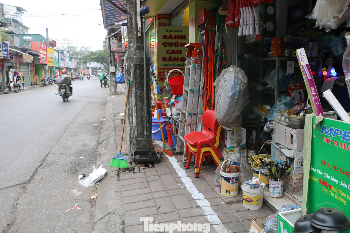 Dù không ai lấn vỉa hè, chỉ cần đi qua những cây cột điện, người dân bắt buộc phải đi xuống lòng đường vì không còn chỗ nào đi được.