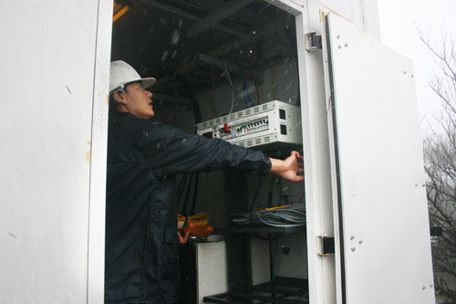 Nhân viên kỹ thuật Nguyễn Quang Thuận đang điều chỉnh các thông số