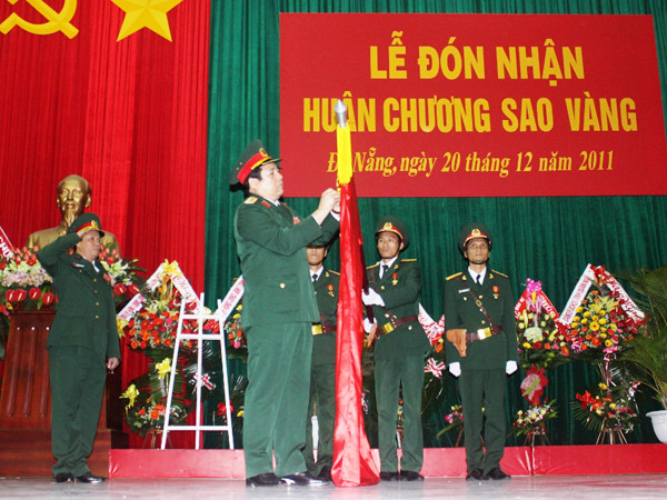 Đại tướng Phùng Quang Thanh gắn Huân chương Sao Vàng lên quân kỳ quyết thắng của Quân khu 5. Ảnh: Nguyễn Huy. Đại tướng Phùng Quang Thanh gắn Huân chương Sao Vàng lên quân kỳ quyết thắng của Quân khu 5. Ảnh: Nguyễn Huy