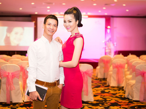 Thụy Vân bên chuyên gia trang điểm Kenny Thái. Thụy Vân bên chuyên gia trang điểm Kenny Thái