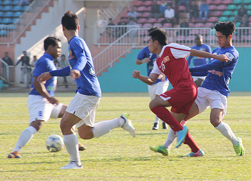 Các cầu thủ HAGL vất vả đeo bám U19 Việt Nam. Ảnh: Anh Ngọc