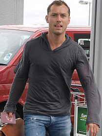 Lily rời nhà của Jude Law sau khi qua đêm tại đây Còn Jude Law tới sân bay để bắt chuyến tới Los Angeles tham dự một đám cưới Lily rời nhà của Jude Law sau khi qua đêm tại đây Còn Jude Law tới sân bay để bắt chuyến tới Los Angeles tham dự một đám cưới