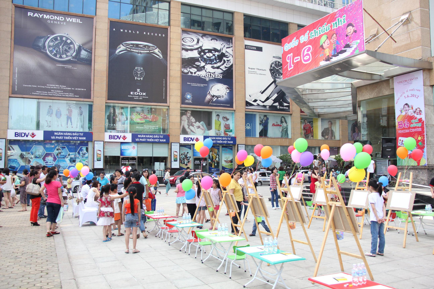 Khu vực thi vẽ với những quả bóng bay đầy màu sắc. Khu vực thi vẽ với những quả bóng bay đầy màu sắc