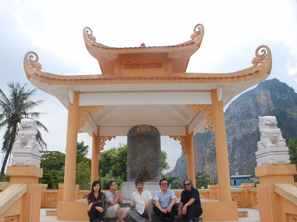 Nhà bia tưởng niệm trên núi Nấp