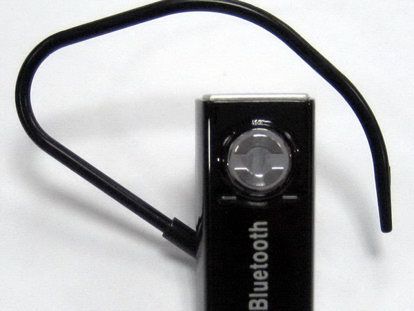 Tai nghe không dây kiểu này khiến một hội đồng thi ở Bình Định lúng túng