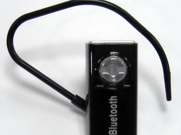 Tai nghe không dây kiểu này khiến một hội đồng thi ở Bình Định lúng túng