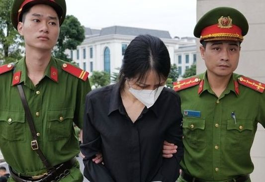 Hại bị cáo Trịnh Thị Minh Huế và Trịnh Thị Thúy Nga, em gái ông Quyết. Hại bị cáo Trịnh Thị Minh Huế và Trịnh Thị Thúy Nga, em gái ông Quyết.