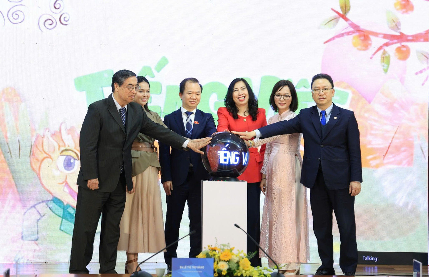 Thứ trưởng Bộ Ngoại giao Lê Thị Thu Hằng (giữa) tại Lễ phát động.