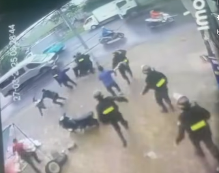 Hình ảnh cảnh sát khống chế đối tượng, giải cứu an toàn cho cháu bé. Ảnh: MXH.