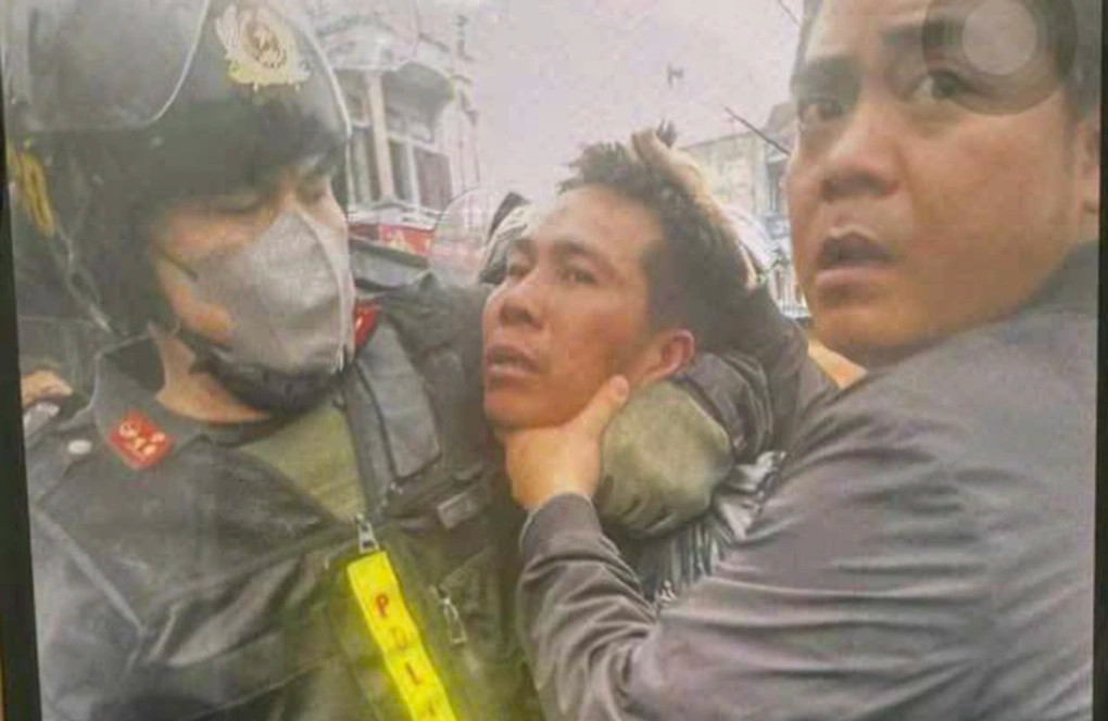 Đối tượng Nguyễn Văn Tuấn bị cảnh sát khống chế.