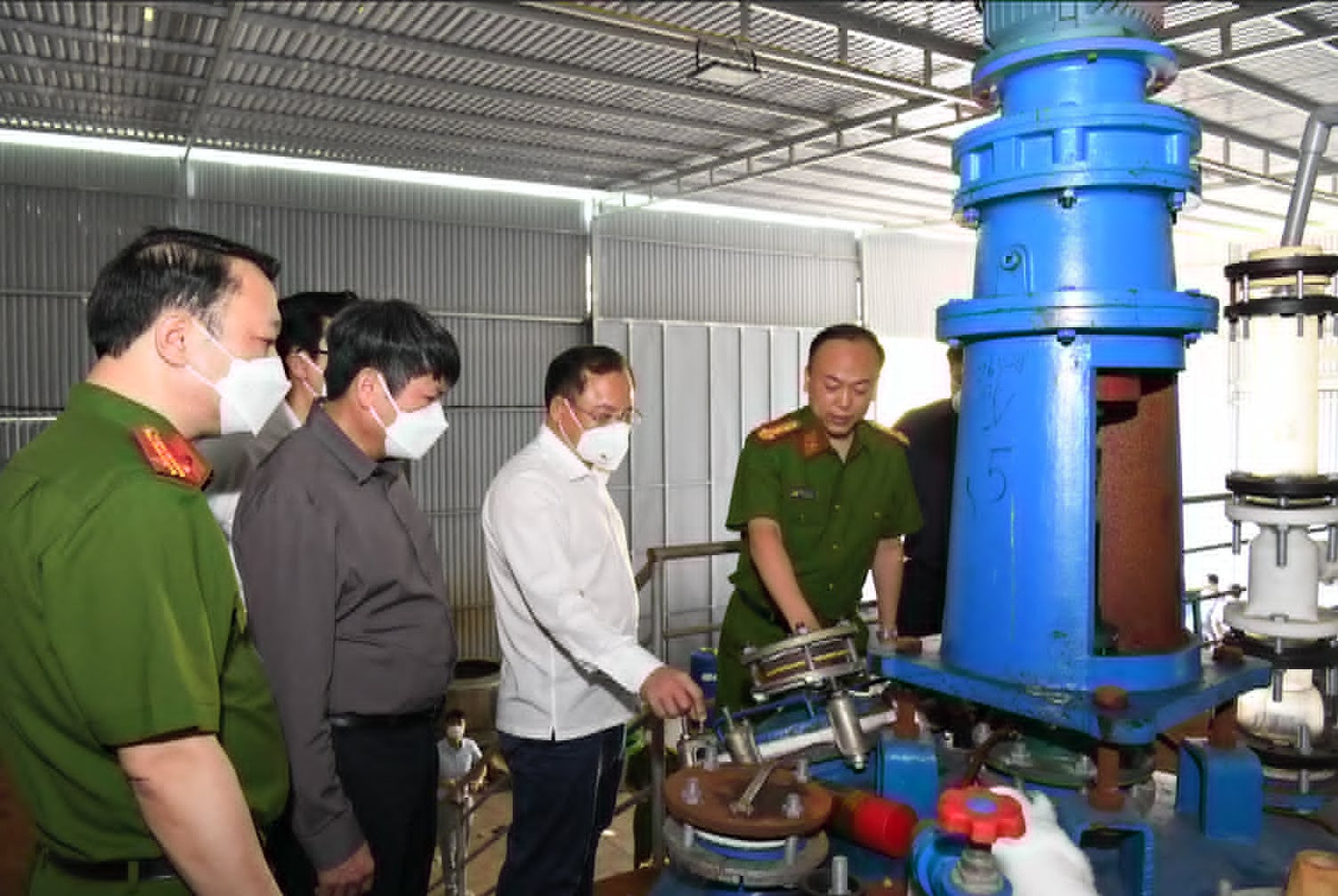 Trung tướng Nguyễn Văn Long - Thứ trưởng Bộ Công an (áo trắng) trực tiếp kiểm tra và nghe ban chuyên án báo cáo kết quả phá án. Trung tướng Nguyễn Văn Long - Thứ trưởng Bộ Công an (áo trắng) trực tiếp kiểm tra và nghe ban chuyên án báo cáo kết quả phá án.