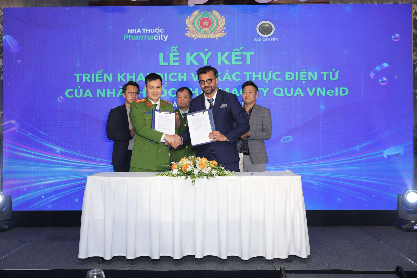 Đại diện Trung tâm RAR và Pharmacity ký kết triển khai dịch vụ xác thực điện tử của nhà thuốc qua VNeID.