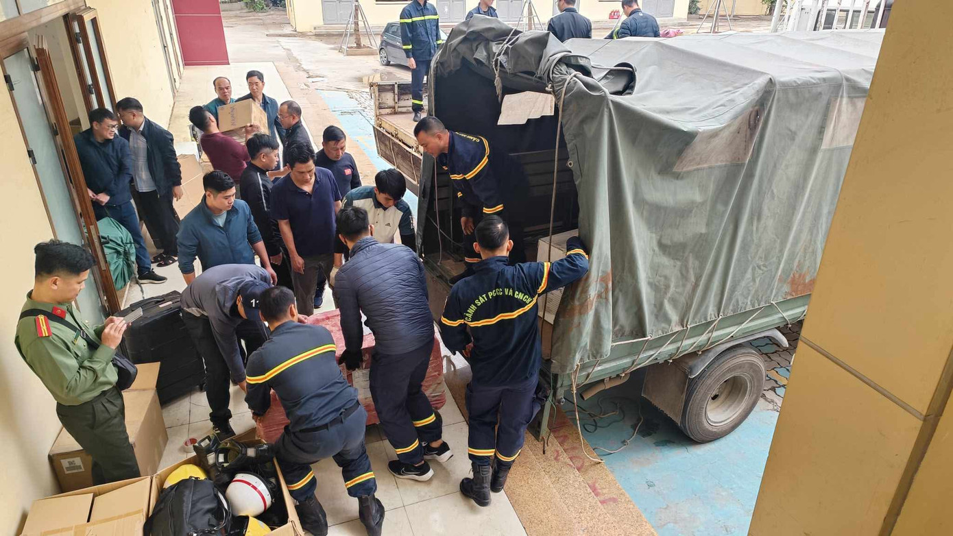 Cán bộ, chiến sỹ tham gia đoàn công tác trước giờ lên đường sang Myanmar. Cán bộ, chiến sỹ tham gia đoàn công tác trước giờ lên đường sang Myanmar.