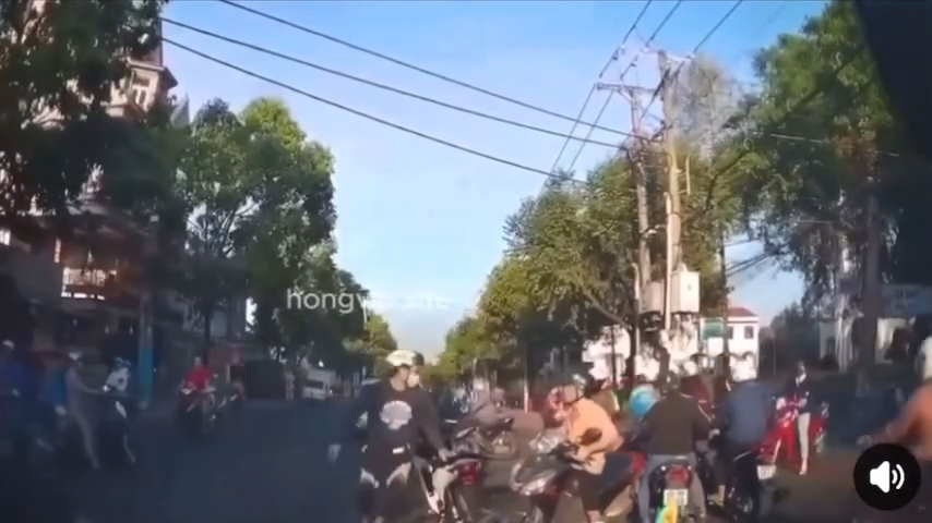 Thanh niên (áo đen) hành hung người sau va chạm giao thông (ảnh cắt từ clip)