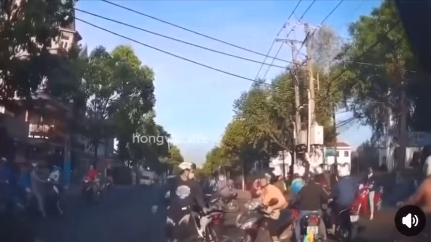 Thanh niên (áo đen) hành hung người sau va chạm giao thông (ảnh cắt từ clip)