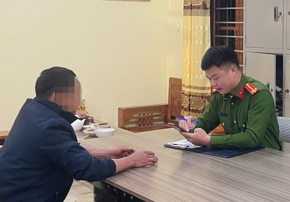 Nhờ sự tuyên truyền, giải thích của lực lượng công an, anh T (bìa trái) đã không mắc vào chiêu lừa đảo, mất tiền.