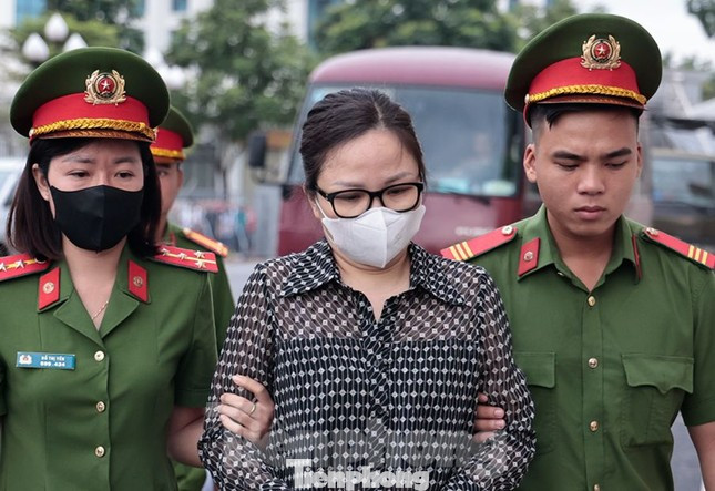 Hại bị cáo Trịnh Thị Minh Huế và Trịnh Thị Thúy Nga, em gái ông Quyết. Hại bị cáo Trịnh Thị Minh Huế và Trịnh Thị Thúy Nga, em gái ông Quyết.