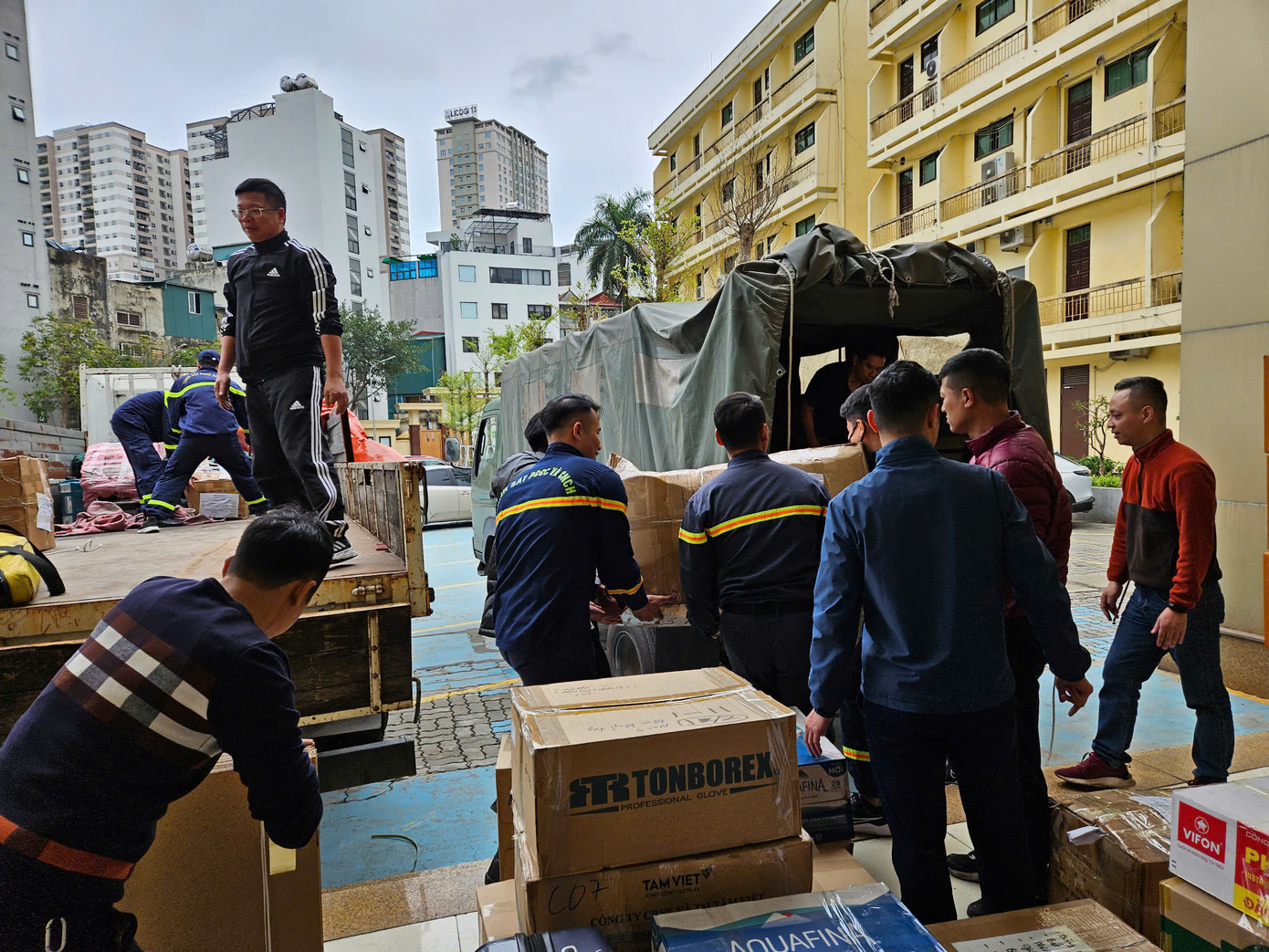 Cùng với các quốc gia, tổ chức quốc tế, Việt Nam cũng đã khẩn trương điều động lực lượng cứu hộ đến hỗ trợ Myanmar khắc phục hậu quả của trận động đất.